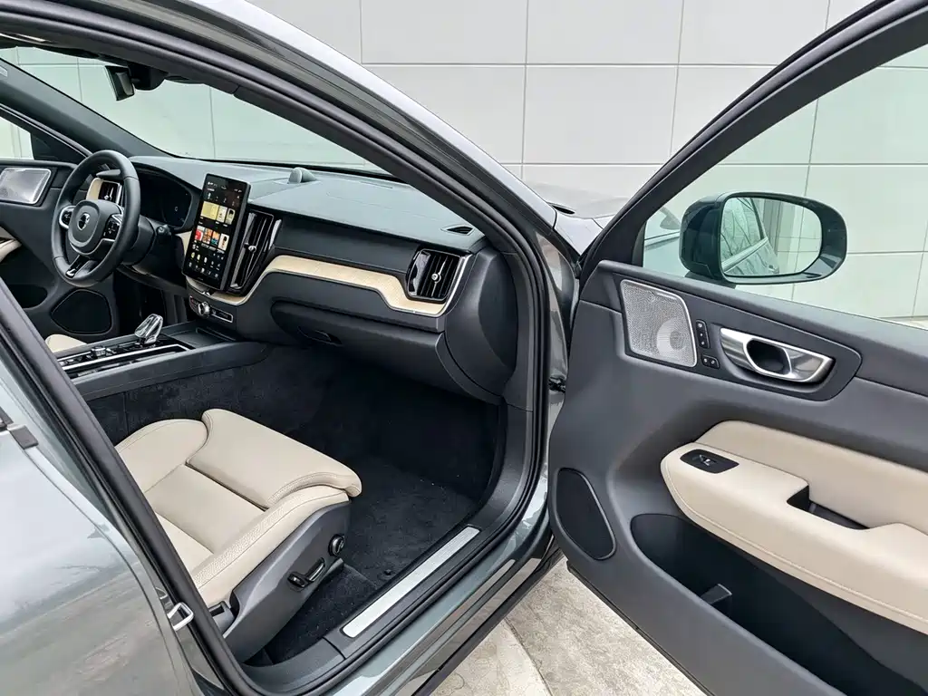 Volvo XC60 — фото 14