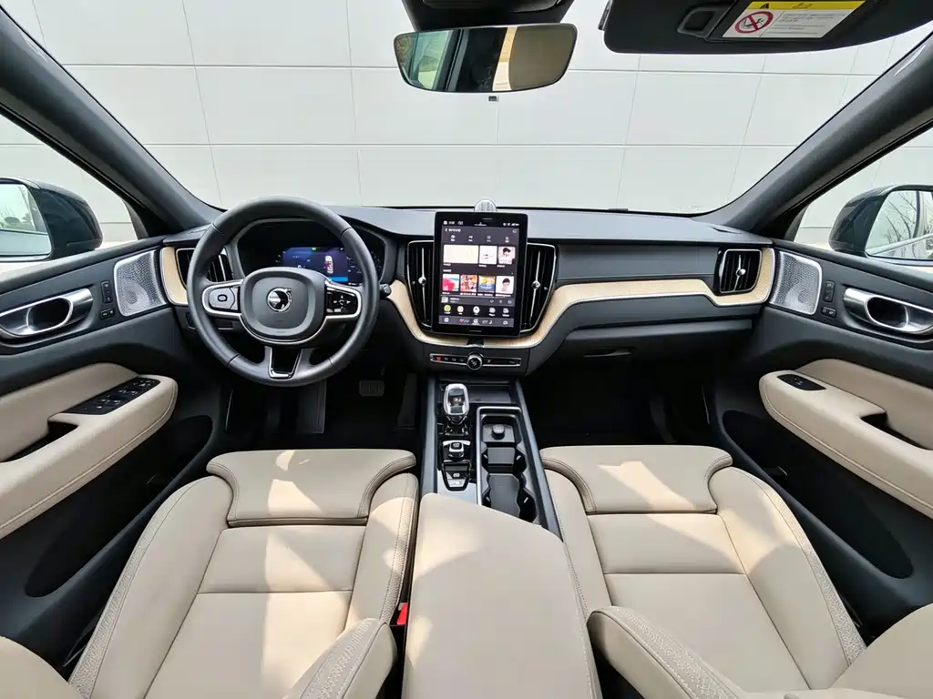 Volvo XC60 — фото 4