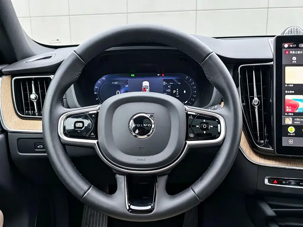 Volvo XC60 — фото 5