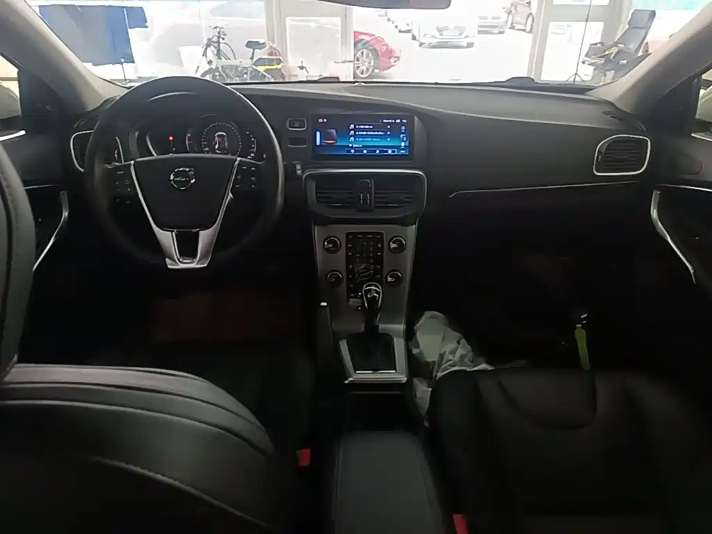 Volvo V40 — фото 10