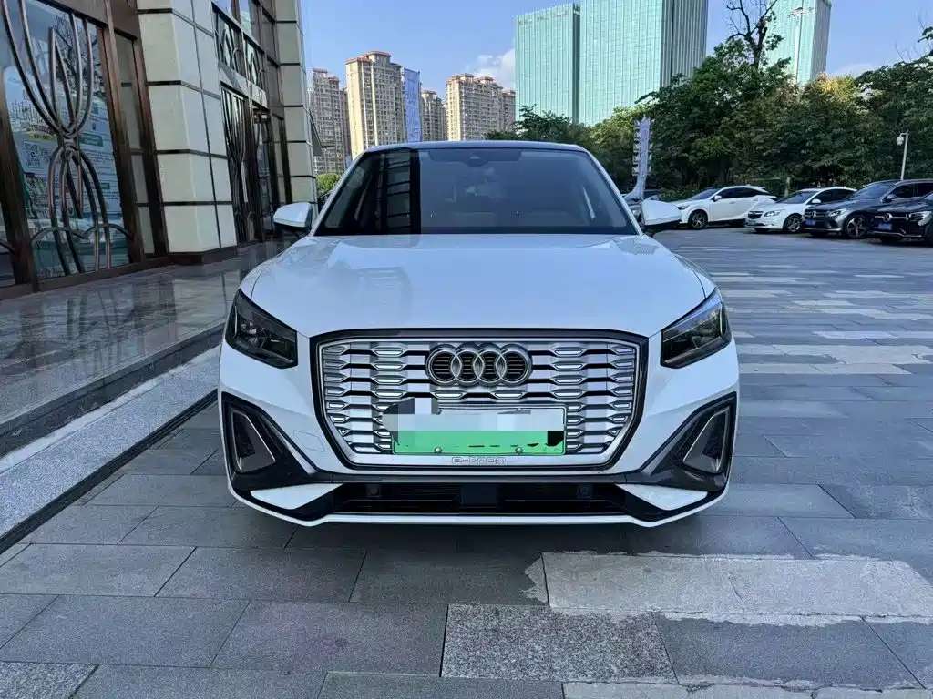 Audi Q2L e-tron — фото 2