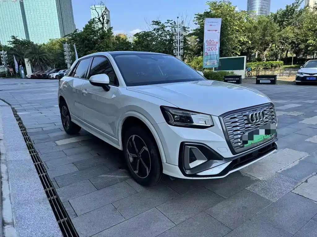 Audi Q2L e-tron — фото 3