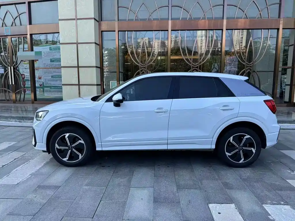 Audi Q2L e-tron — фото 4