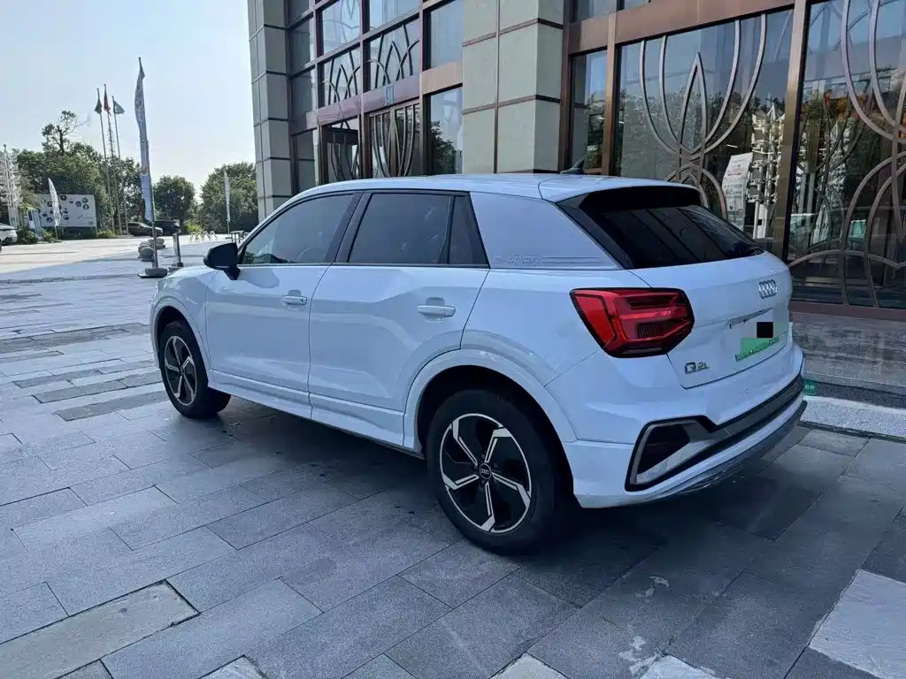 Audi Q2L e-tron — фото 5