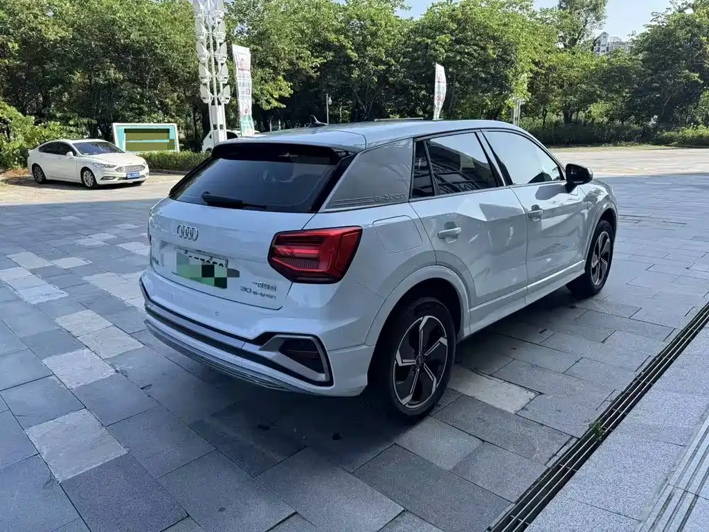 Audi Q2L e-tron — фото 6