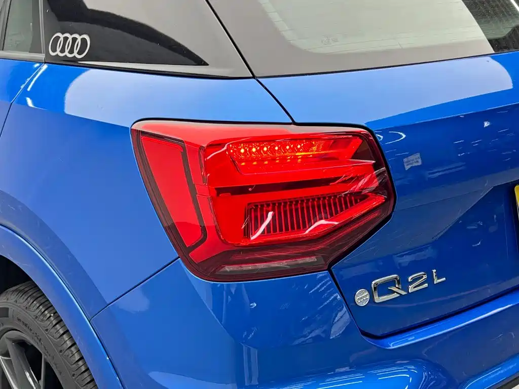 Audi Q2L — фото 11