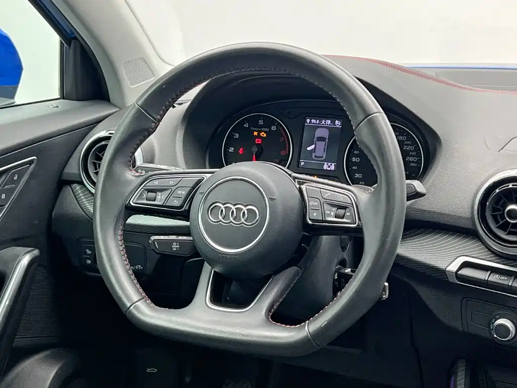Audi Q2L — фото 19