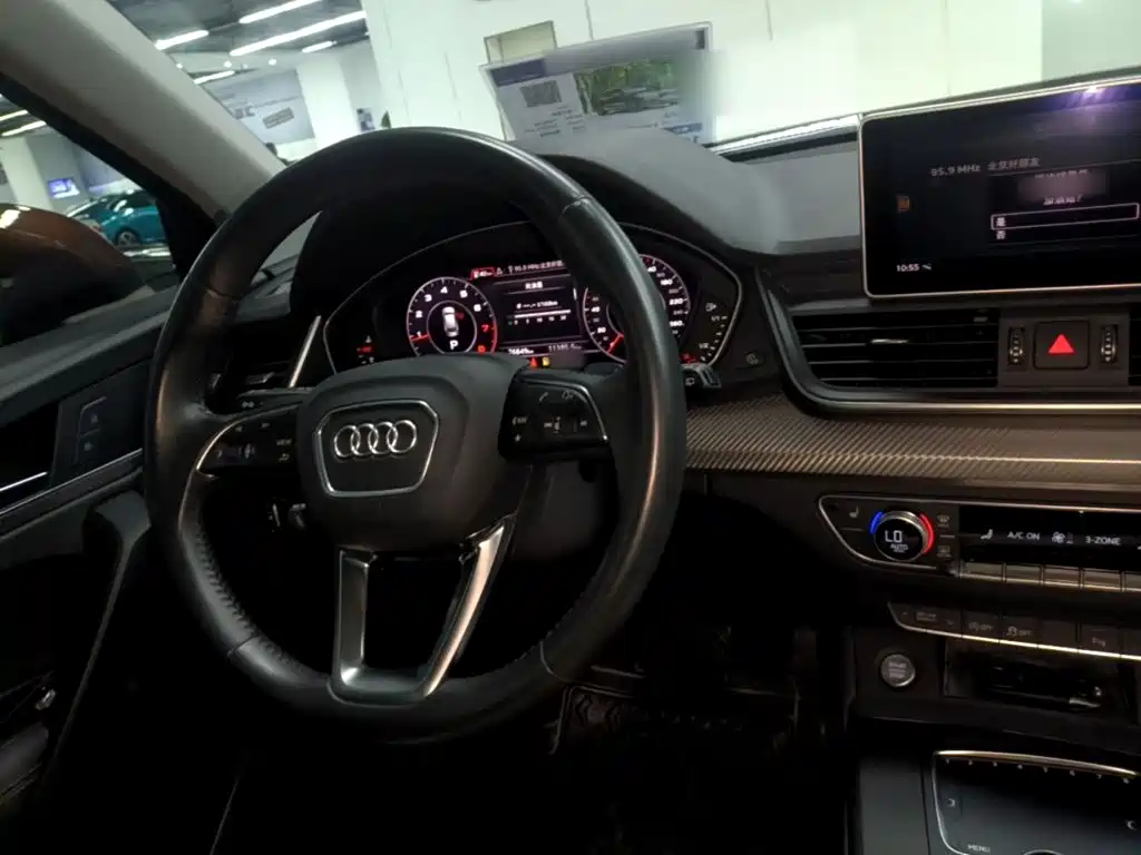 Audi Q5L — фото 10