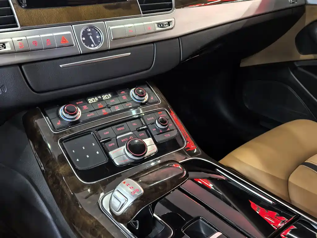Audi A8 — фото 12
