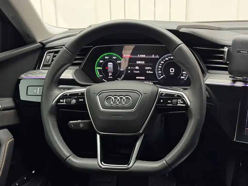 Audi e-tron — фото 11