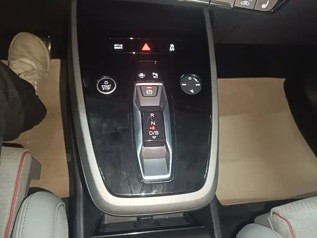 Audi Q5 e-tron — фото 14