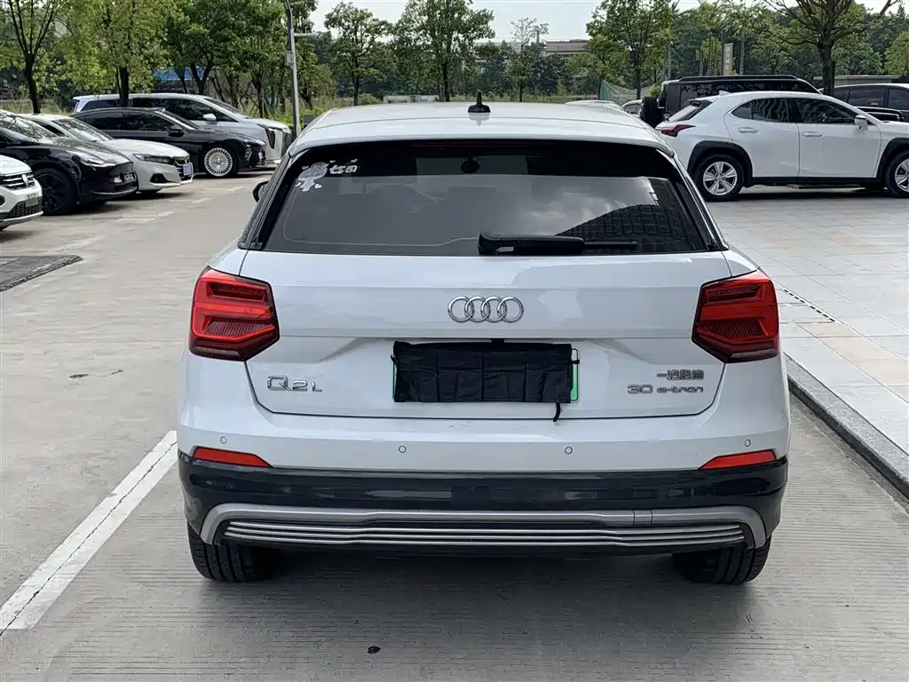 Audi Q2L e-tron — фото 7