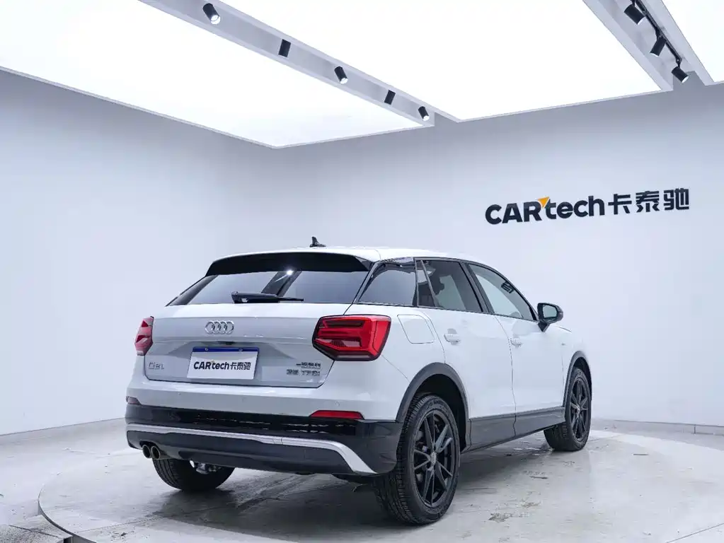 Audi Q2L — фото 21
