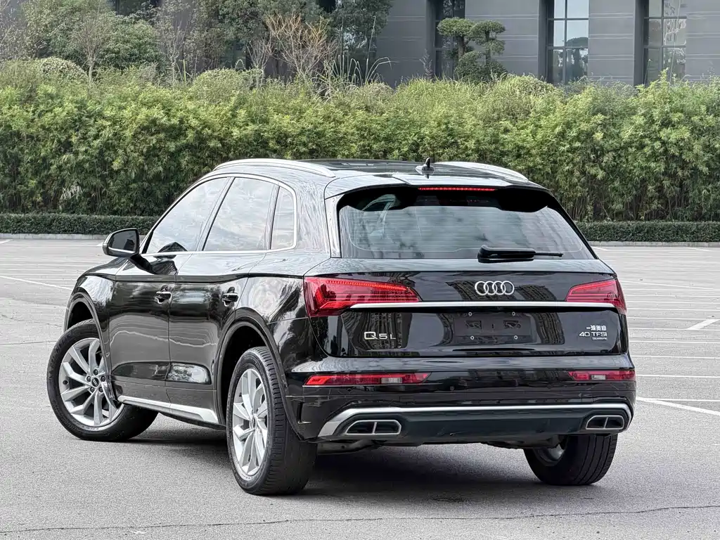 Audi Q5L — фото 9