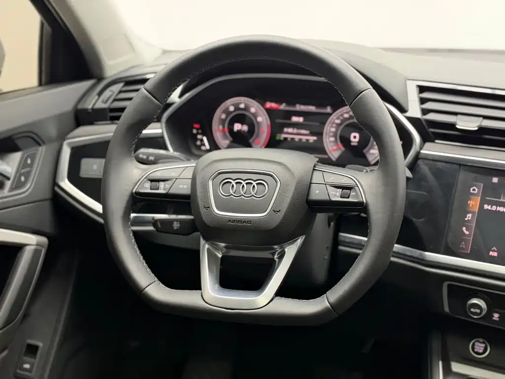 Audi Q3 — фото 10
