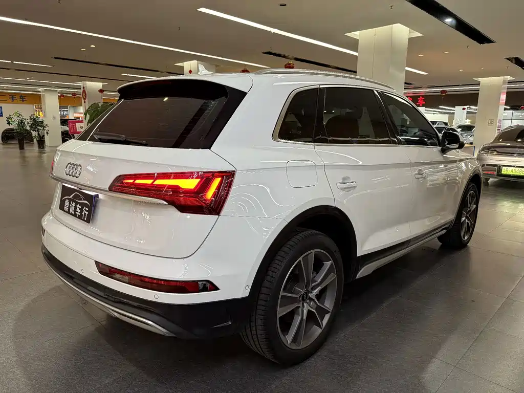 Audi Q5L — фото 6