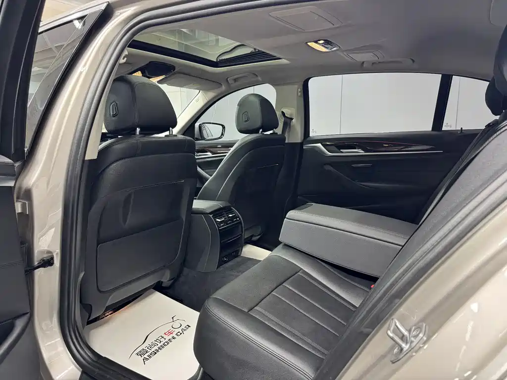BMW 5 Series — фото 14