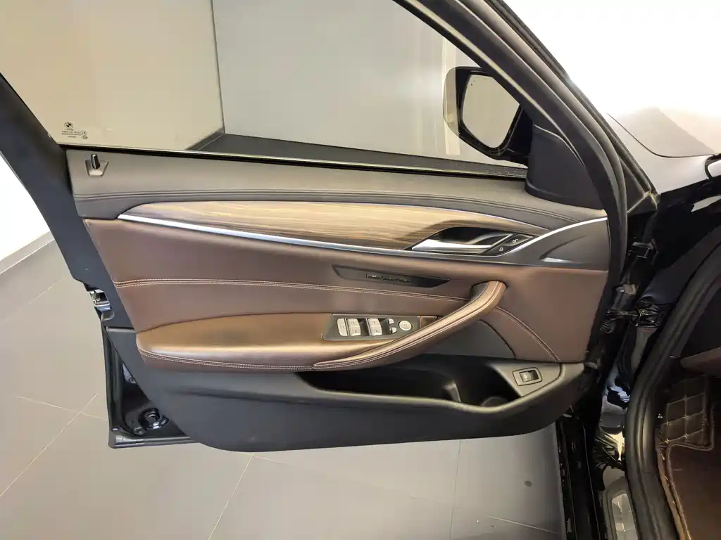 BMW 5 Series — фото 18