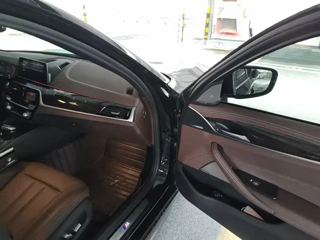BMW 5 Series — фото 18