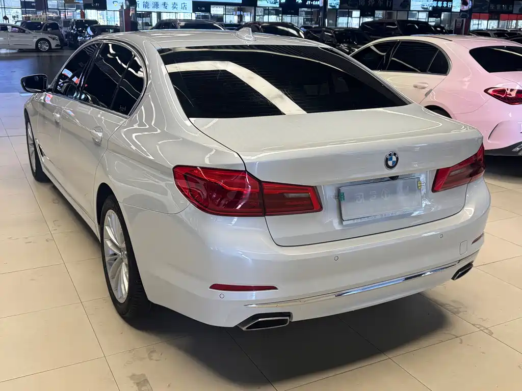 BMW 5 Series — фото 15