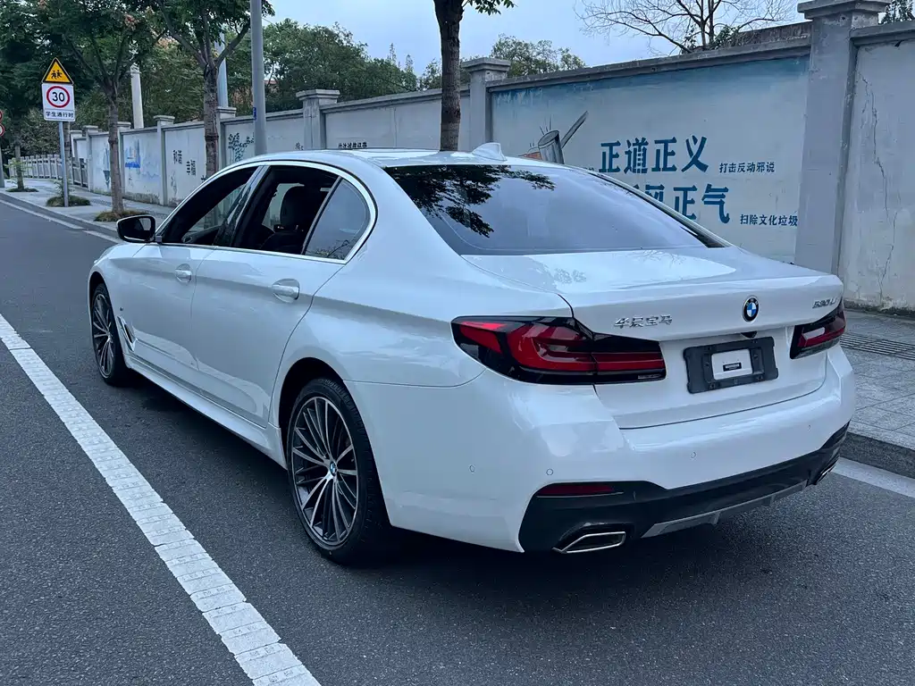 BMW 5 Series — фото 13