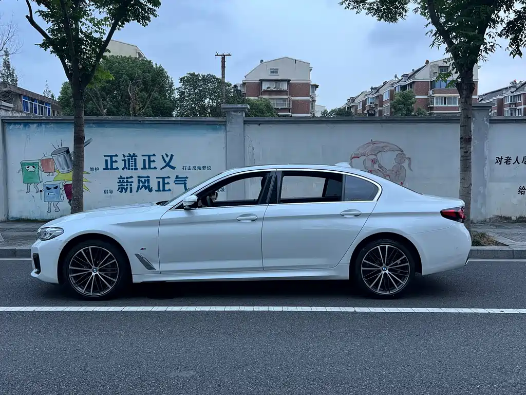 BMW 5 Series — фото 16