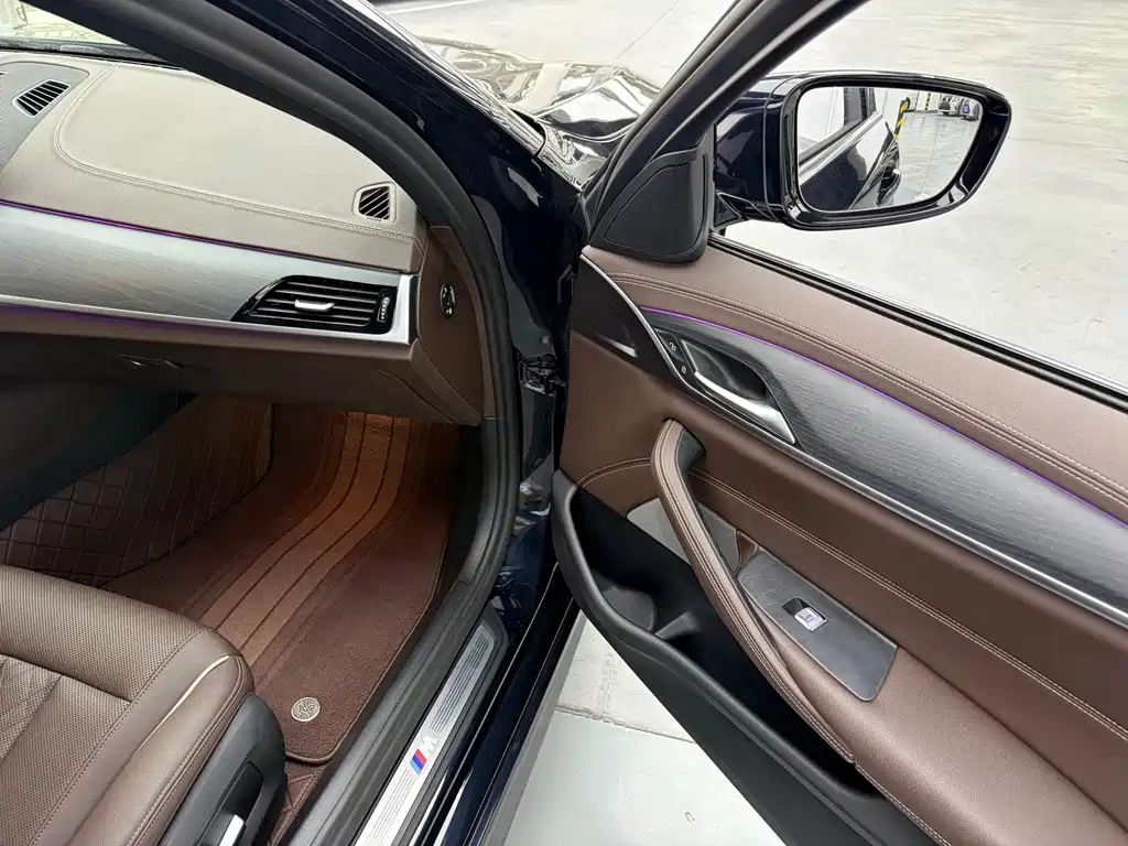 BMW 5 Series — фото 15