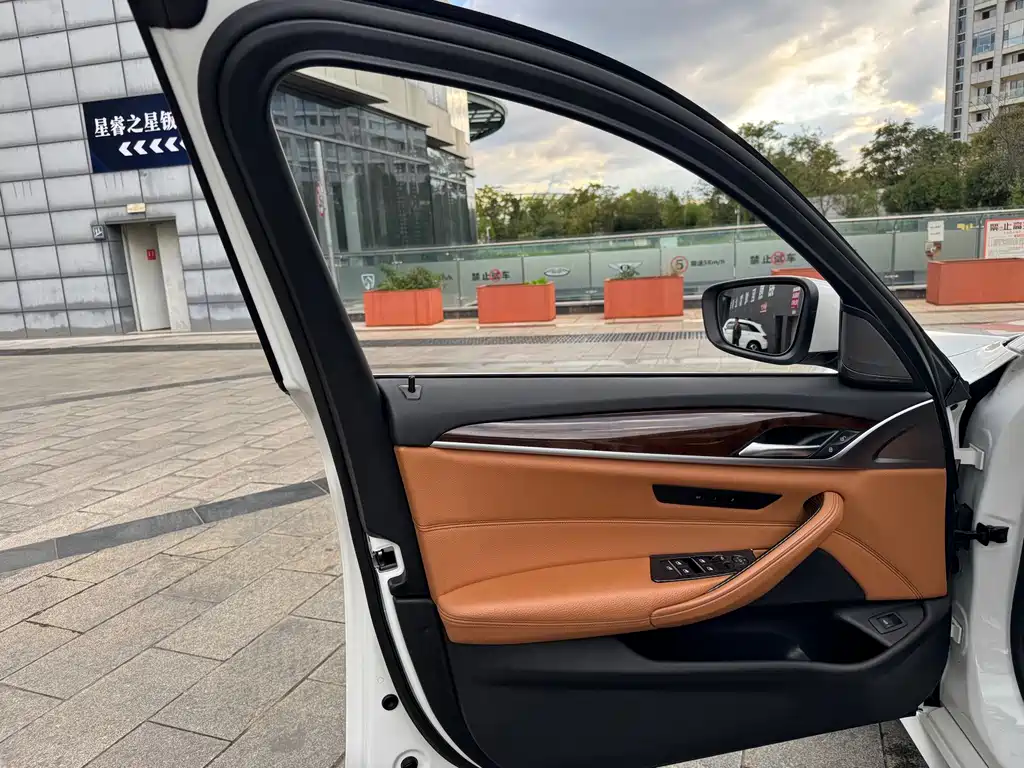BMW 5 Series — фото 20