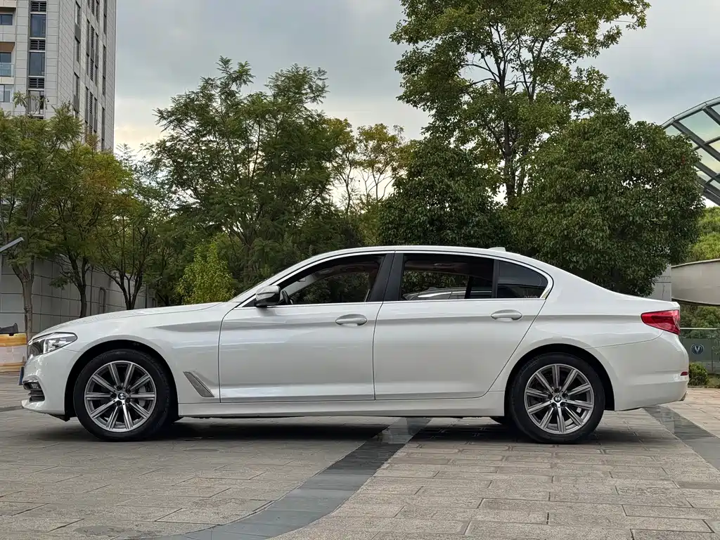 BMW 5 Series — фото 4