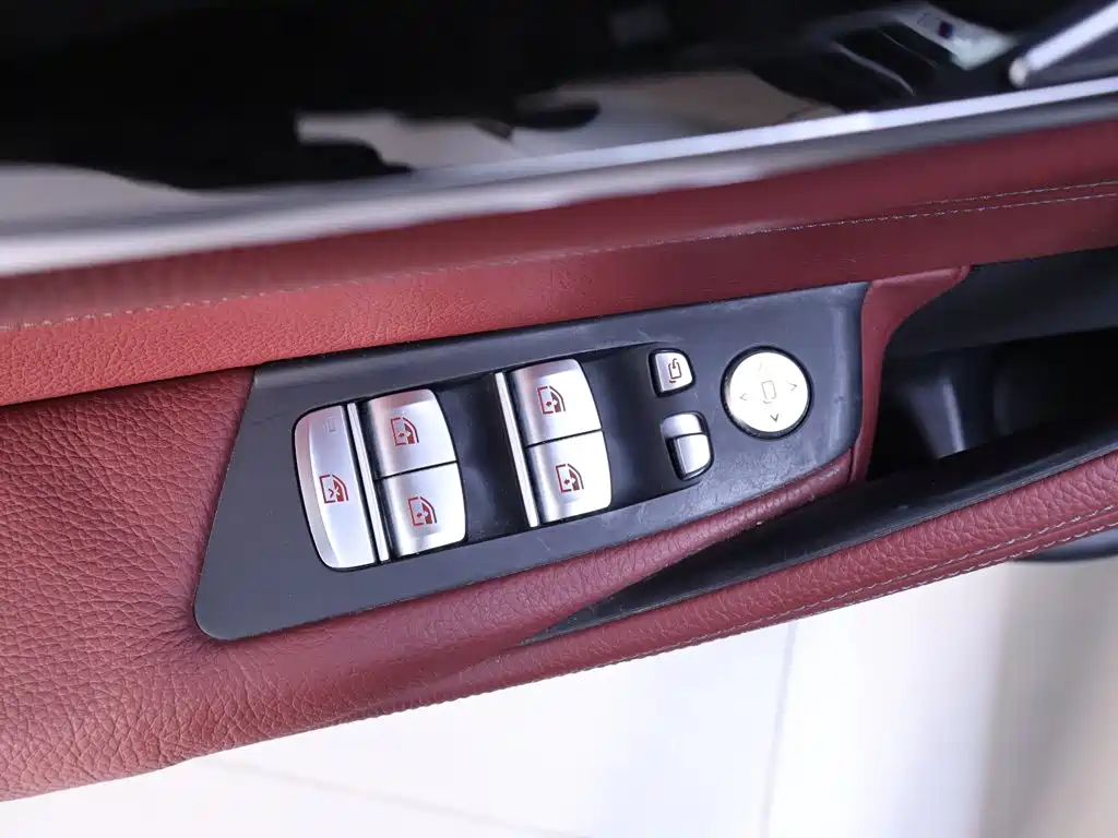 BMW 5 Series — фото 17