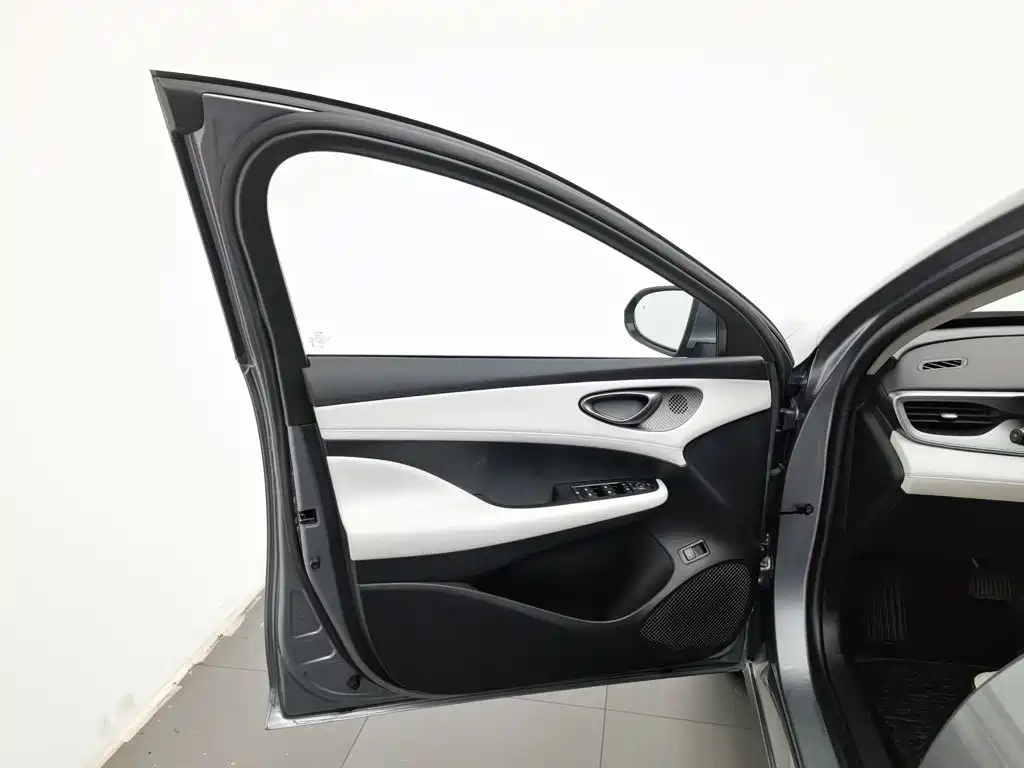BYD Seal 05 DM-i — фото 8