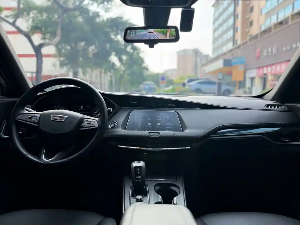Cadillac XT4 — фото 8