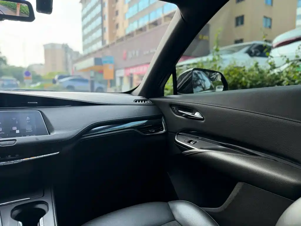 Cadillac XT4 — фото 9