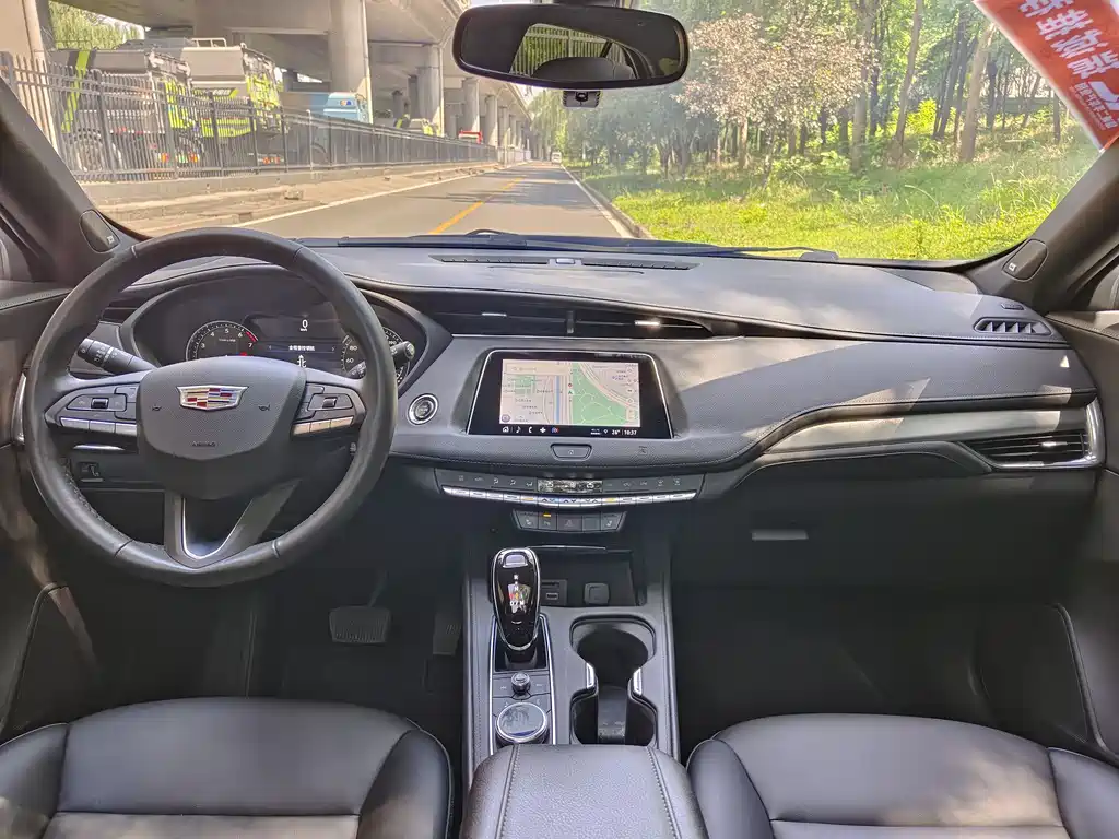 Cadillac XT4 — фото 11