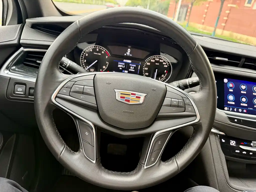 Cadillac XT5 — фото 10