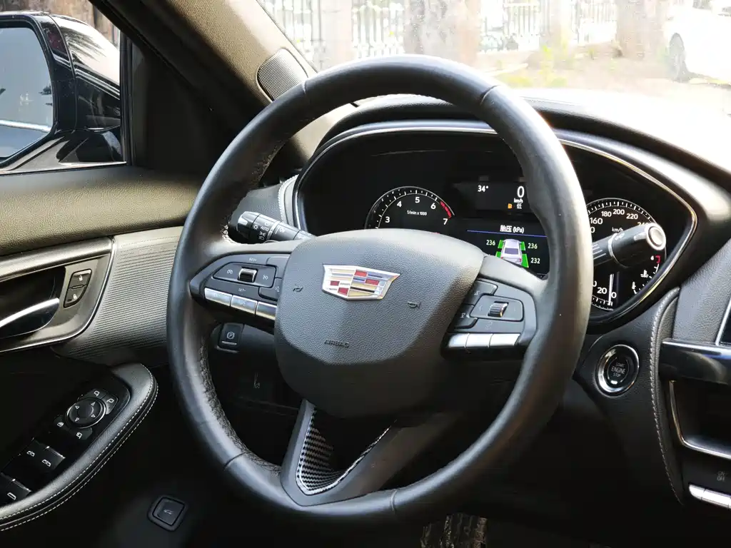 Cadillac CT5 — фото 19