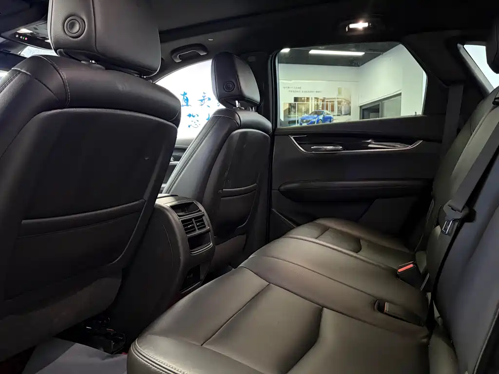 Cadillac XT5 — фото 8
