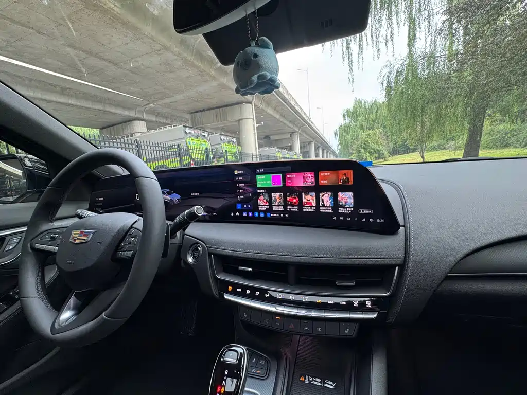 Cadillac CT5 — фото 23