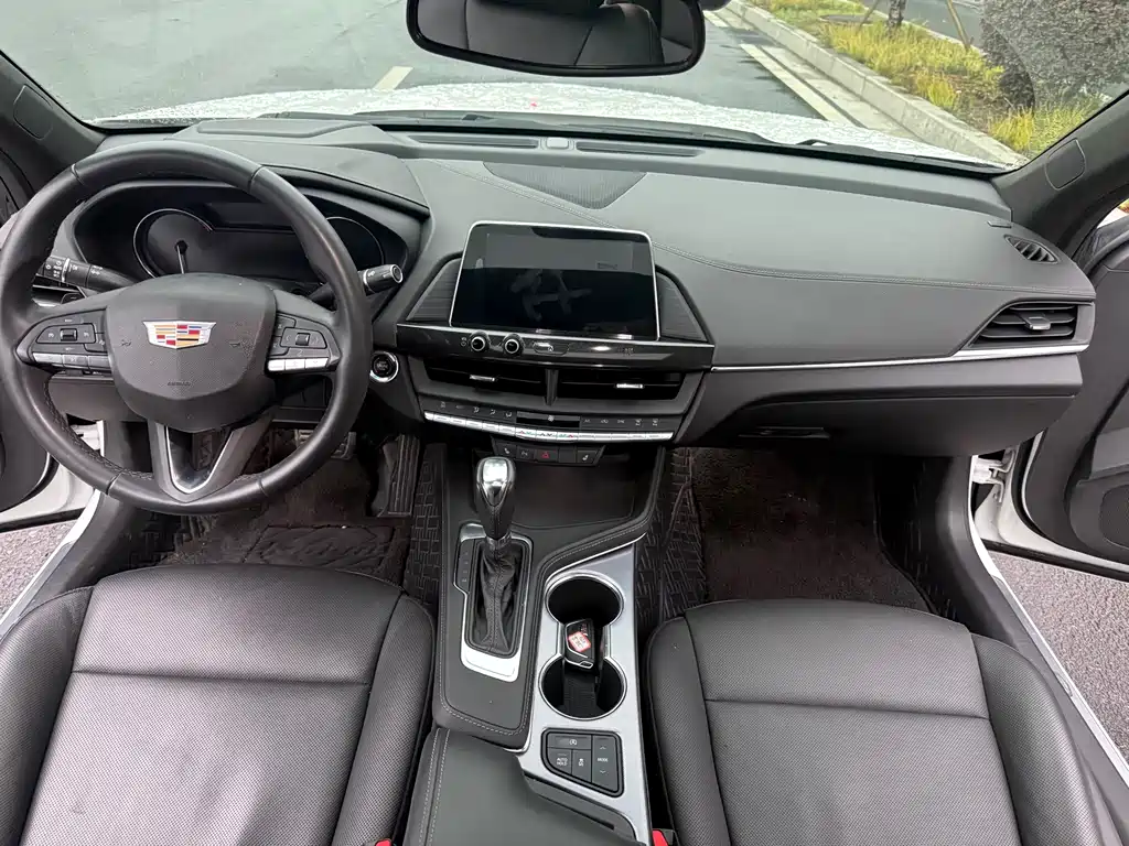 Cadillac CT4 — фото 15