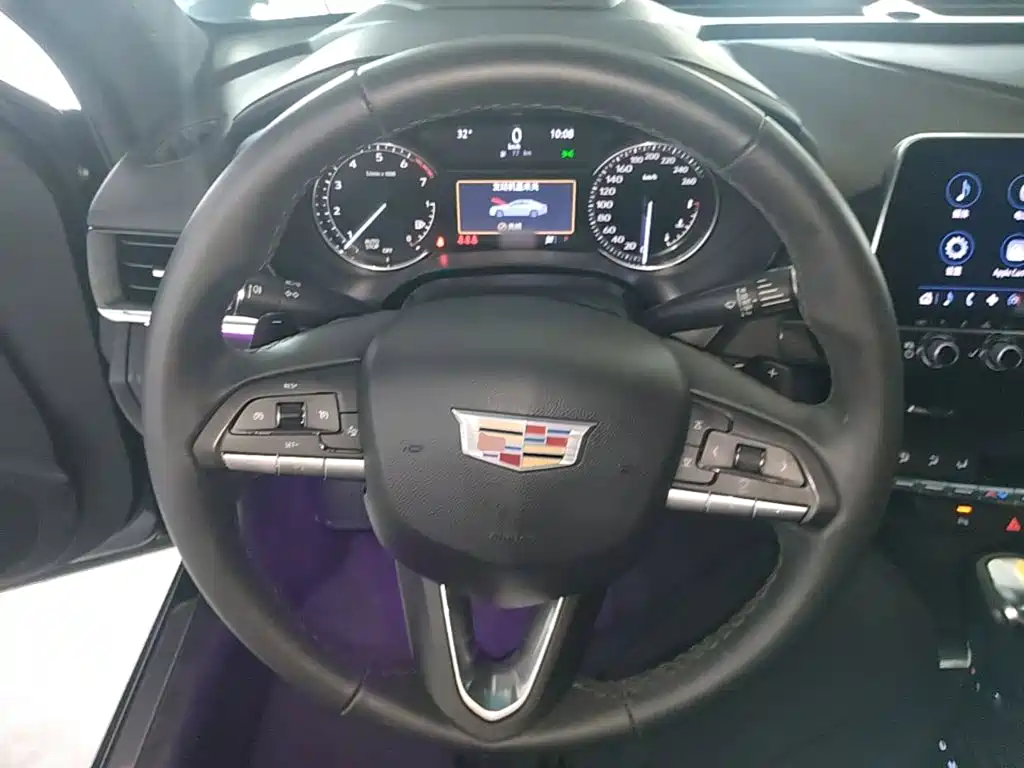 Cadillac CT4 — фото 11