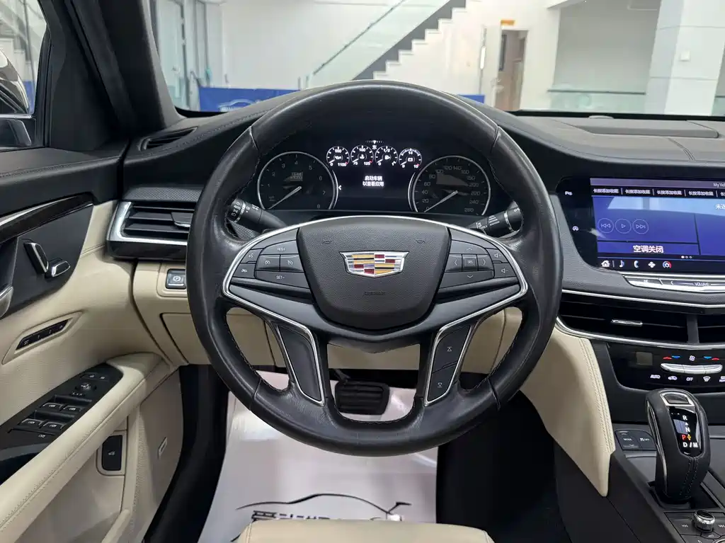 Cadillac CT6 — фото 11