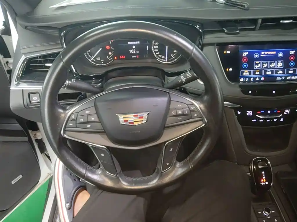 Cadillac XT5 — фото 11