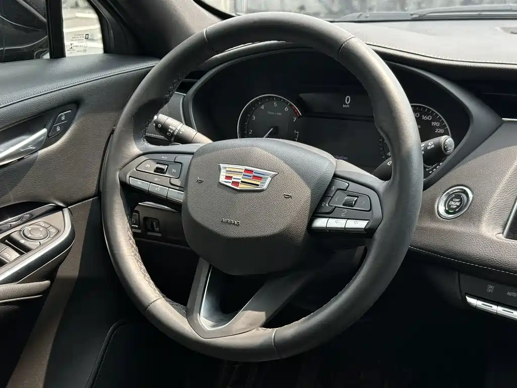 Cadillac XT4 — фото 18