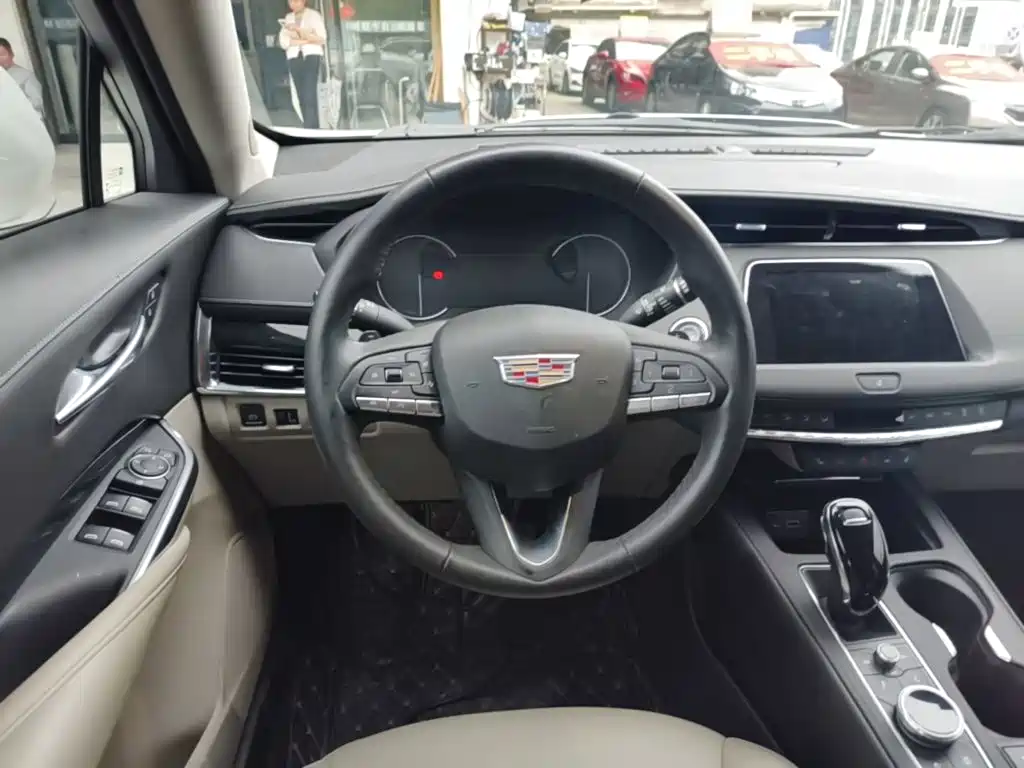 Cadillac XT4 — фото 11