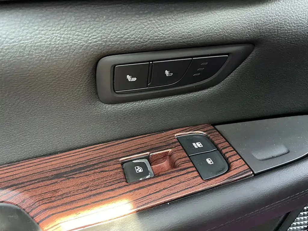 Cadillac CT6 — фото 20