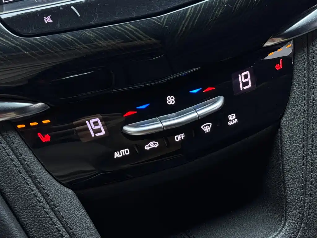 Cadillac XT6 — фото 11
