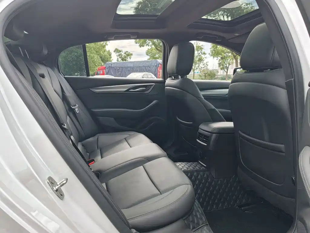 Cadillac CT5 — фото 24