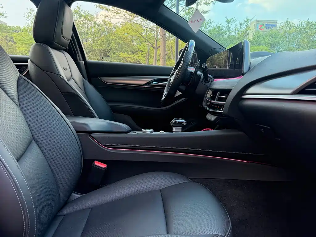 Cadillac CT5 — фото 11