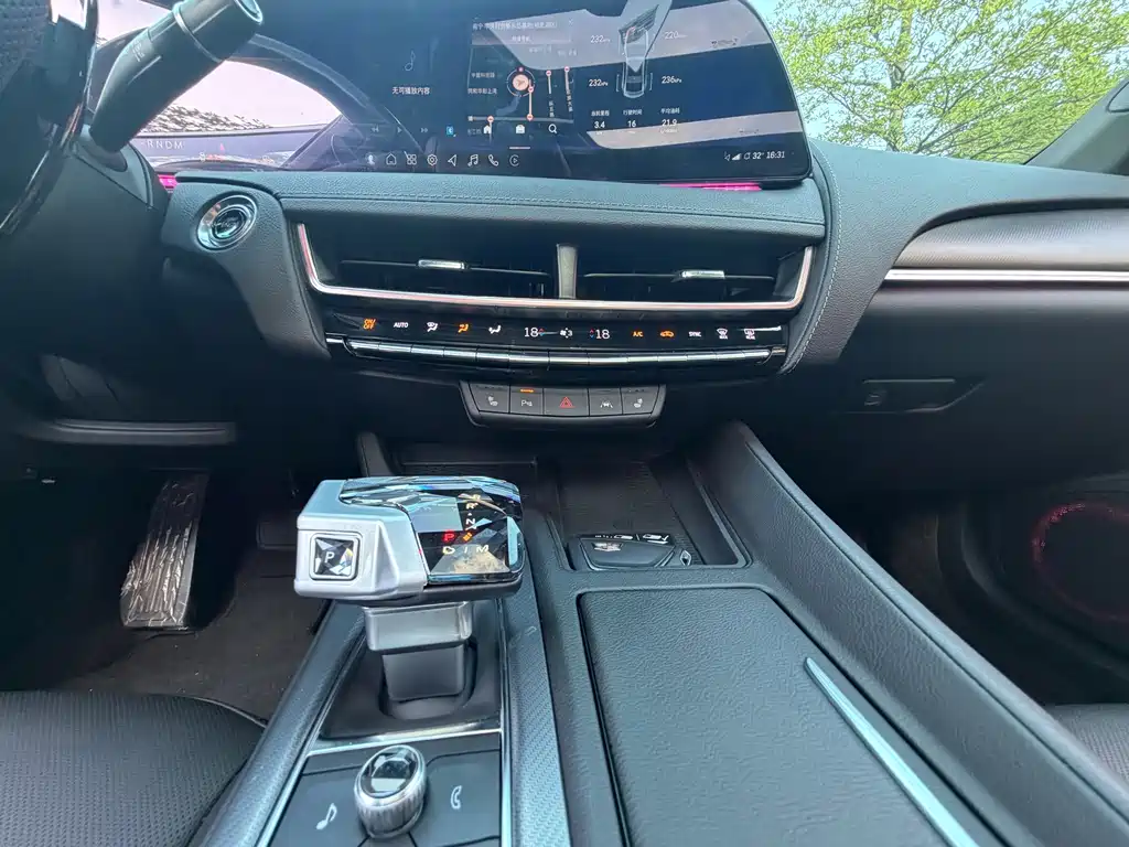 Cadillac CT5 — фото 20
