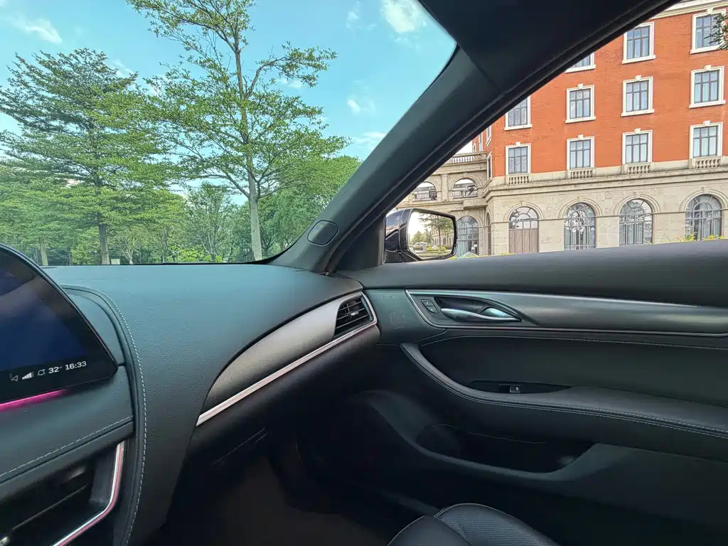 Cadillac CT5 — фото 25